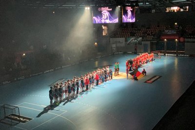 Die Einläufe und Teamvorstellungen waren durch Nebel und Lichteffekte besonders atmosphärisch gestaltet. Hier die Teamvorstellung im Finale der Frauen.