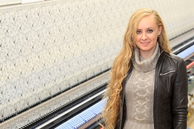 Die Münchener Designerin Irene Luft sucht sich die Stoffe für ihre nächste Kollektion in einem vogtländischen Stickereibetrieb aus. Traditionelle Muster will sie in ihrer Herbst-Winter-Kollektion 2014/15 wieder aufleben lassen und neu interpretieren. 