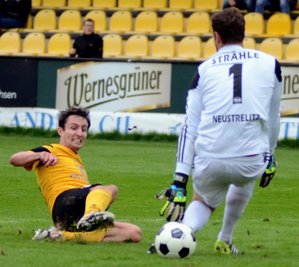 VfB-Stürmer Marcel Schuch spitzelt den Ball am Neustrelitzer Keeper Daniel Stähle vorbei zum 1:0 in die Maschen.