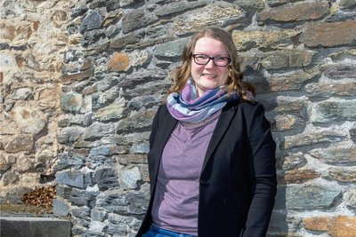 Claudia Wolfrum ist neue Erste Vorsitzende des Fördervereins Komturhof. Das wiederaufgebaute Konventgebäude des früheren Deutschen Ordens von 1244 entwickelt sich zu einem kulturellen Kleinod.