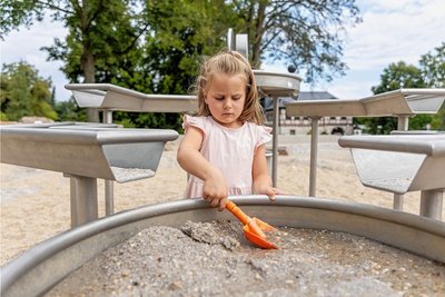Wasser schon abgestellt am Dienstag, 13 Uhr: Das findet die vierjährige Marie Schmidt traurig. Da bleibt nur das Matschen im Sand am Wasserspielplatz.