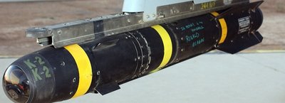  Eine "Hellfire"-Rakete an einer Drohne. 