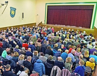 250 Zuschauer warten erwartungsfroh auf den Beginn des Stücks Rollator-Gang. 