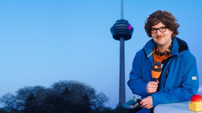 Autor Chris Sommer in seiner Rolle als Reporter Peter-Stefan Thomas vor dem Kölner Fernsehturm - das "ZDF Magazin vor Ort: Die Colonius-Sprengung" kommt am Freitag. (Handoutbild)