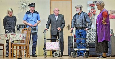 Von links: Emilia (Susann Morgenstern), Polizist (Frank Sell), Eduard (Stephan Gläser), Erwin (Stephan Volte) und Käthe (Rita Michalski) agieren in der Komödie. 