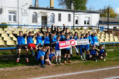 Der Jubel ist groß: Der FC-Blau-Weiß Leipzig e.V. freut sich über 1500 Euro für Trikots, Sporthosen, Hoodies sowie Bälle, Rucksäcke, Trinkflaschen und weitere Sportausstattung. 