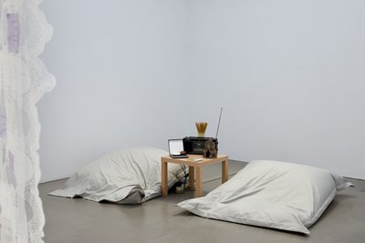 "Where is my karaoke? Let's sing along and sing away" (2023) von Sarnt Utamachote und Phuong Phan. 