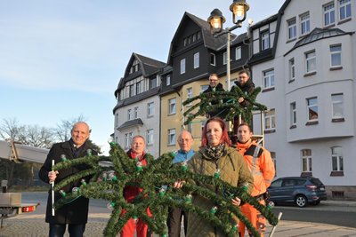 Beider Übergabe der neuen Weihnachtsbeleuchtung hatten sich Vertreter der Bürgerstiftung, der Stadt und der ausführenden Firma zusammengefunden.