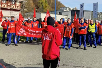 70 Mitarbeiter des Auerhammer Metallwerks haben am Freitag mit ihrem Streik andere Kollegen der Branche bei ihren Forderungen nach mehr Geld unterstützt. 