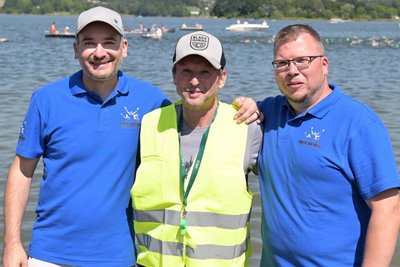 Jörg Schwerdt (Mitte) hat den Staffelstab beim Pöhler Triathlon an Stephan Förster (links) und Jens Zander (rechts) weitergereicht.