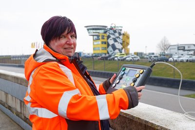 Anke Leistner mit der Steuertechnik für die Lichtanlage, die es zusätzlich zu den Flaggen gibt.