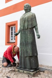 Mitarbeiter der Firma Delling Bau GmbH Claußnitz stellten das Denkmal wieder auf. 