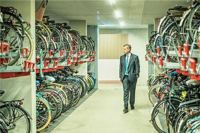 Vorbild Utrecht: 2019 hat sich Sachsens Wirtschaftsminister Martin Dulig (SPD) in Utrecht durch das größte Fahrradparkhaus der Welt führen lassen. Die Stadt in den Niederlanden dient als Paradebeispiel für fortschrittlichen Radverkehr und die gelungene Verknüpfung von Zug und Fahrrad. 