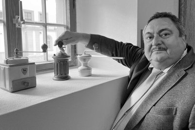 Am Sonntag wird die neue Sonderausstellung zur Kaffeegeschichte eröffnet. Museumschef Jürgen Knauss zeigt einige der Kaffeemühlen, die zu sehen sind.