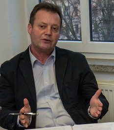 Peter Mühl ist Leiter des Referates Ordnungsangelegenheiten im Landratsamt. Er sieht ein Spannungsfeld in dem Umstand, dass der Gesetzgeber eine intensive Sozialbetreuung im laufenden Asylverfahren nicht vorsieht. So könne mit der amtlich koordinierten Integration der Menschen erst nach Abschluss eines Verfahrens begonnen werden.