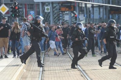 800 Menschen, darunter viele gewaltbereite Extremisten, zogen am Sonntag durch die Innenstadt von Chemnitz.