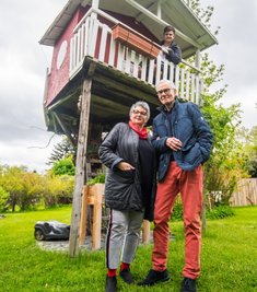Siegfried und Birgit Müller im Garten ihrer Tochter in Aue. Dort hat der Großvater vor zwölf Jahren das Baumhaus für seinen Enkel Salomo gebaut. Der heute 16-Jährige (hinten) passt kaum noch unters Dach. 