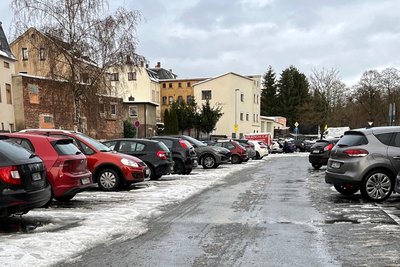Für die Neugestaltung des Parkplatzes Roter Markt will die Stadt Markneukirchen mehrere Variante vorlegen, zu denen die Bürger dann online ihre Meinung sagen können.