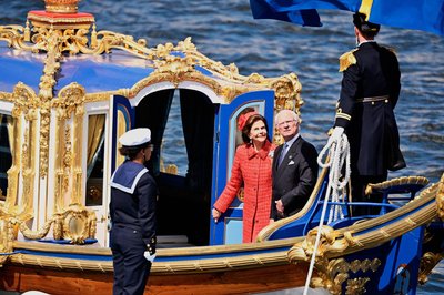 König Carl XVI. Gustaf (2. v. rechts) und Königin Silvia (2. v. links) fahren zur Goldhochzeit auch mir der königlichen Barkasse "Vasaorden". 