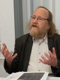 Johannes Roscher ist Integrations- und Ausländerbeauftragter des Erzgebirgskreises. Er sieht in einigen Bereichen rund um die Aufnahme von Asylbewerbern Nachholbedarf beim Gesetzgeber und den Behörden: etwa bei der Sozialbetreuung, aber auch bei der Vorrangprüfung für die Arbeitserlaubnis oder für die Umsetzung der Schulpflicht.