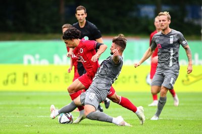 Youssef Amyn (Koeln) im Zweikampf mit Dominic Baumann (Zwickau).