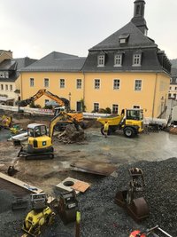 Die Zerkleinerung dieses Betonbrockens auf dem Neumarkt ist mit viel Lärm verbunden.