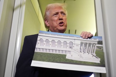 Mit kostspieligen Repräsentationsprojekten wie dem Ballsaal des Weißen Hauses und einem riesigen Triumphbogen knüpft Trump an das Verhalten früherer Könige an (Archivbild).