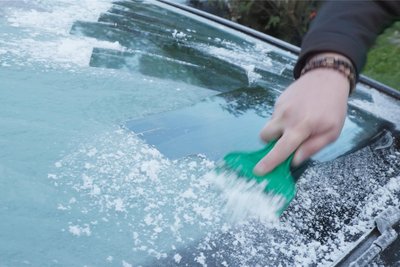 Eisige Überraschung am Sonnabendmorgen. Manch Autofahrer musste die Scheiben seines Wagens erst freikratzen.