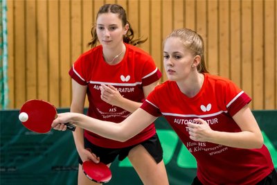 Ronja Männel (l.) und Luisa Schreiter, hier zu sehen im Doppel, durften mit den SG-Damen einen Heimsieg bejubeln.