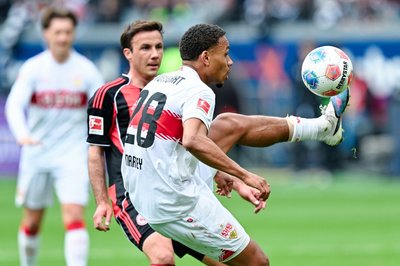 Routinier Mario Götze (l) wurde zwischenzeitlich von Albert Riera degradiert. 