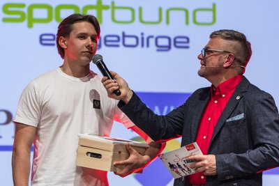 Nicht nur sportlich kann Rennrodler Liron Raimer überzeugen. Bei der Sporttalente-Gala im Erzgebirge wurde er jetzt als Eliteschüler des Jahres ausgezeichnet.