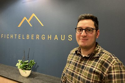 Constantin Gläß ist Geschäftsführer der Liftgesellschaft Oberwiesenthal. Dazu gehört neben dem Skigebiet zum Beispiel auch das Fichtelberghaus.