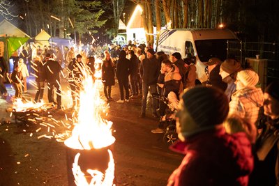 Lagerfeuerromantik statt Wintergaudi war am Samstagabend am Poehlberg in Annaberg-Buchholz angesagt.