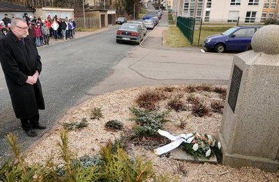 Seit 2005 erinnert an der Feldstraße in Mittweida eine Stele mit Inschrift an das ehemalige Außenlager des KZ Flossenbürg, wo bis April 1945 über 500 Frauen inhaftiert waren. Matthias Damm (CDU), damals noch Oberbürgermeister von Mittweida, sprach im Jahr 2012 vom Leid der inhaftierten Frauen, berichtete von der überstürzten Auflösung, die einen Gewaltmarsch über Hainichen und Freiberg zur tschechischen Grenze zur Folge hatte.