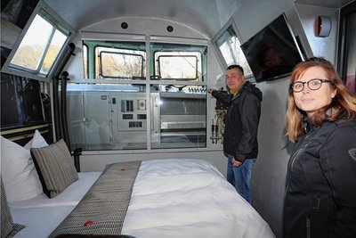 Michael Kretschmar aus Bautzen und Madeleine Wagner aus Reinsdorf durften für das Foto ausnahmsweise einmal rein ins Lokführerzimmer.
