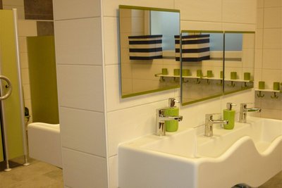 Innen ist die neue Kita (hier die Sanitärbereiche) in Landwüst schon schick - eingeweiht wird sie aber erst, wenn das Umfeld des Gebäudes top ist.