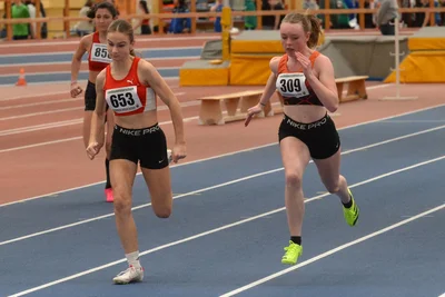 Luise Kluge (r.) in Aktion. Bei der Landeshallenmeisterschaft 2024 holte sie im Sprint in der AK 15 Silber.