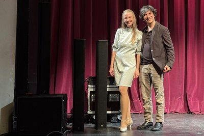 Viele Stars: Neue Lautsprecher, Musicaldarstellerin Anna Burger und GMD José Gutiérrez auf der Freiberger Theaterbühne.