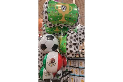 Aufgepustetes Fußballfieber an der Supermarktkasse.