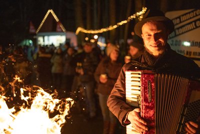 Lagerfeuerromantik statt Wintergaudi war am Samstagabend am Poehlberg in Annaberg-Buchholz angesagt.