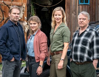 Werden auch im siebten Erzgebirgskrimi Hauptrollen spielen: Kai Scheve und Lara Mandoki agieren als Kommissare, Teresa Weißbach ist als Försterin zu sehen und Andreas Schmidt-Schaller (v. l.) als ihr Vater. 