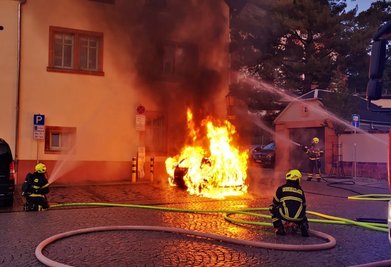 Ein Auto brannte am 2. Oktober auf dem Mühlplatz komplett aus. Bei der Anfahrt dachten die Feuerwehrleute noch, ein Elektrofahrzeug hätte an der E-Ladesäule geparkt und sei zu löschen. Vor Ort stellten sie erleichtert fest, es war ein Verbrenner. Eine 50-Jährige bemerkte bei der Fahrt Rauch und steuerte deshalb den Parkplatz an.