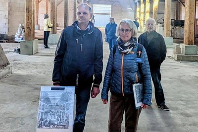 Lars Dubberke von der Firma Serwema (vorn links) und Stadtführerin Ramona Wagner (vorn rechts), die Führungen zum Leben des Unternehmers Moritz Albert Voigt anbietet. Auf Voigt geht der Bau der historischen Fabrikhalle an der Zwickauer Straße zurück.