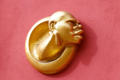 Die Köpfe eines Schwarzafrikaners (im Bild) und eines Chinesen an der Fassade stammen noch aus der Zeit des Kolonialladens.
