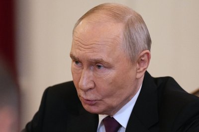 Der russische Präsident Wladimir Putin wird von Peter Sloterdijk als wesentlich gefährlicher eingeschätzt als Donald Trump (Archivbild).