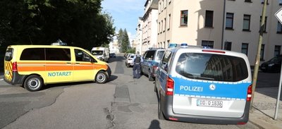 Rettungsdienst und Polizei waren am Montagabend in Limbach-Oberfrohna im Einsatz, weil sich ein Guineer zunächst mit einer Flüssigkeit übergossen und dann ein Feuerzeug in den Händen gehalten hatte. 