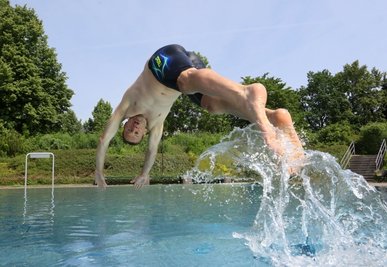 Große Sprünge macht Thomas Sprunk nur im Becken. Die Eintrittspreise will der Chef des Hot-Badelands dagegen vorerst unten halten - trotz explodierender Energiepreise. Auch an der Wassertemperatur soll sich nichts ändern. 