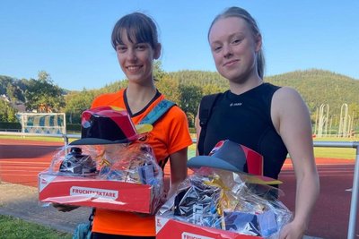 Lena Passauer (l.) und Luise Kluge von der WSG Schwarzenberg-Wildenau sind Trainingskolleginnen und darüber Freundinnen geworden.