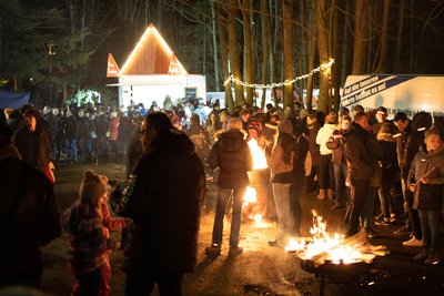 Lagerfeuerromantik statt Wintergaudi war am Samstagabend am Poehlberg in Annaberg-Buchholz angesagt.