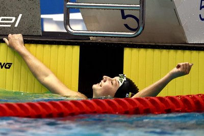Lise Seidel jubelt nach ihrem Sieg über 200 Meter Rücken.